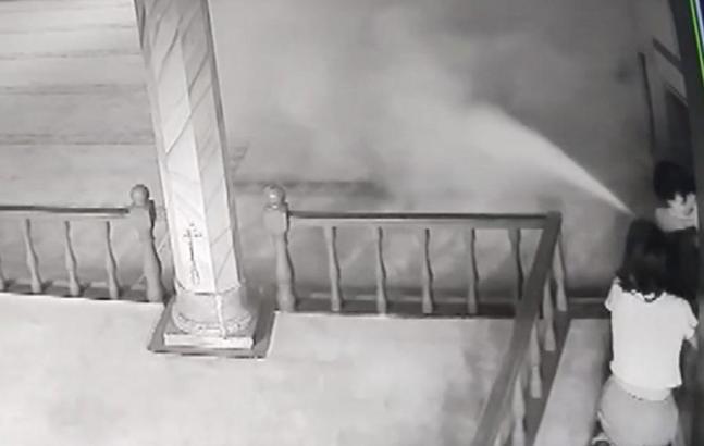 Camide yangın tüpünü birbirinin üzerine sıktılar; o anlar kamerada