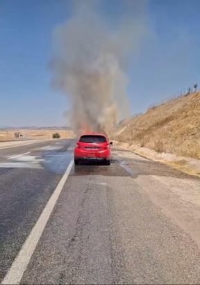Diyarbakır’da seyir halindeki otomobil alev alarak yandı