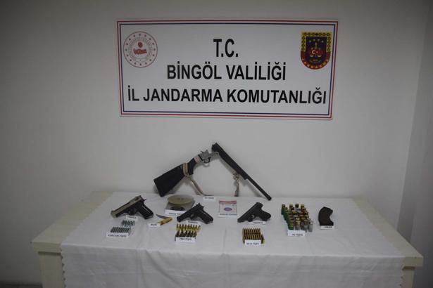 Bingöl’de jandarmadan kırsalda silah ve uyuşturucu operasyonu