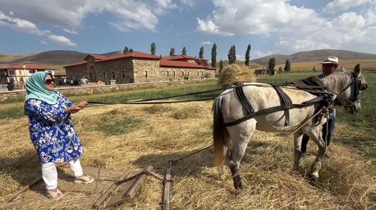 Asırlık tarım aletleriyle hasat