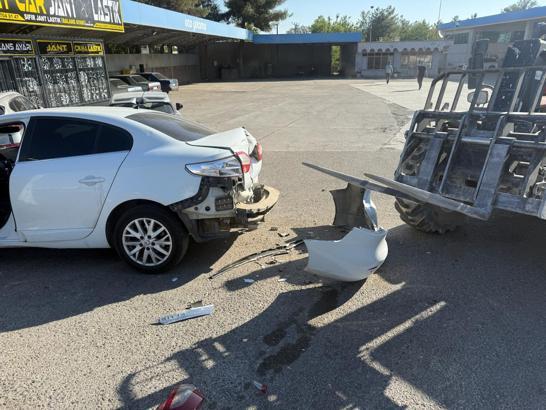 Diyarbakır’da forklift park halindeki otomobile çarptı