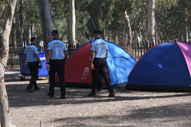 Kuşadası'nda zabıta ekiplerinden çadır ve karavan denetimi