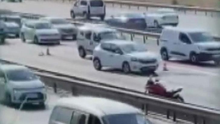 Bağcılar'da emniyet şeridindeki araca çarpıp savrulan motosiklet sürücüsüne otomobil çarptı: 1 ölü