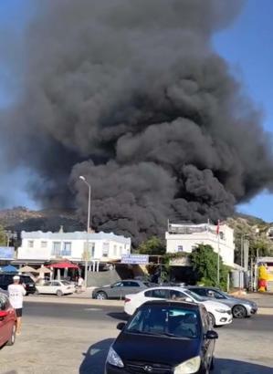 Bodrum’da tente- branda üretimi yapılan işletmede yangın; duman gökyüzünü kapladı