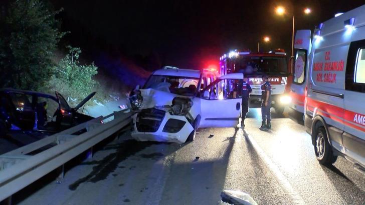 İstanbul - Eyüpsultan'da hafif ticari araç ile otomobil çarpıştı: 1'i ağır 2 yaralı