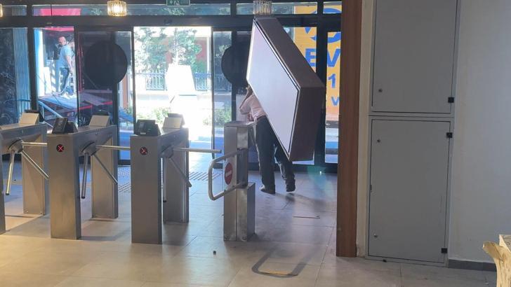 İstanbul - Tahliye davasını kaybeden firma yetkilileri öğrenci yurdundaki eşyaları kaçırmaya çalıştı