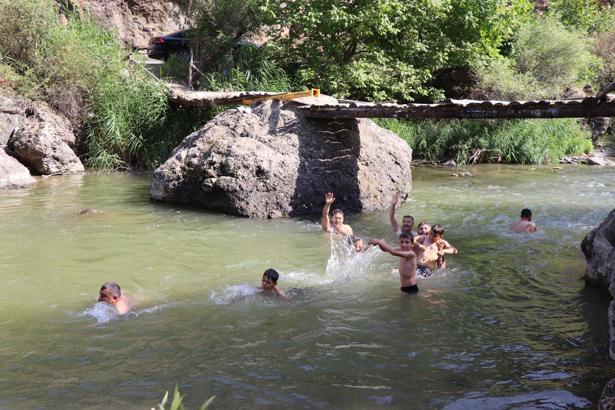 40 dereceye yaklaşan sıcakta çayda serinliyorlar