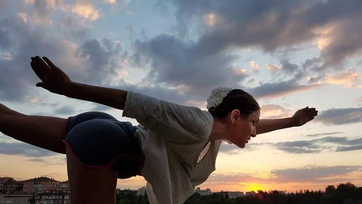 Uzak Şehir'in Fidan'ı gerçek hayattaki tarzıyla ters köşe yaptı