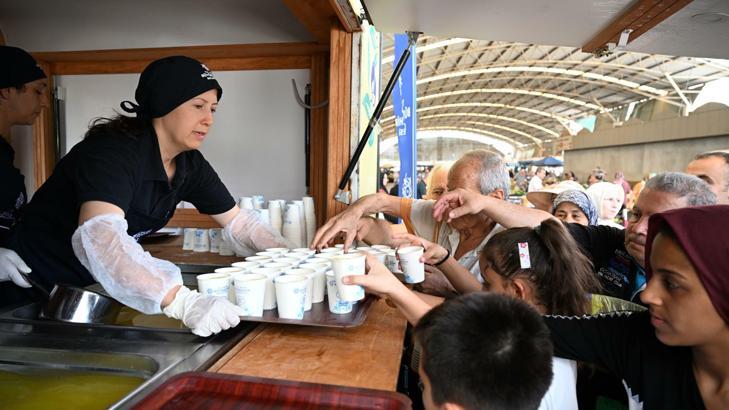Aydın Büyükşehir Belediyesi'nden sıcağa karşı limonata ikramı
