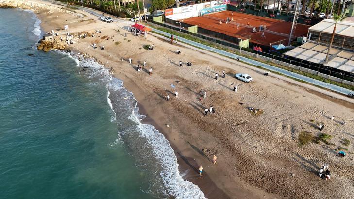 Mersin’de gönüllülerden çevre temizliği