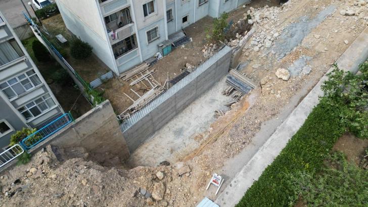 İzmit’te çökme riski taşıyan istinat duvarının yıkımı yapıldı, yeniden inşa ediliyor