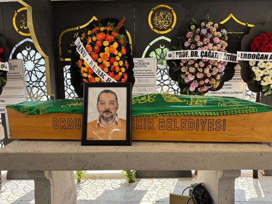 Balkonunda saçma ile yaralanıp, 4 yıl sonra hayatını kaybeden doktor toprağa verildi