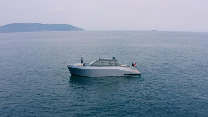 Yalova'dan Bozcaada'ya gitmek için açıldığı teknesi parçalanmış halde bulunan iş insanı aranıyor (3)