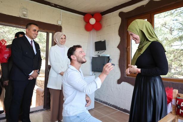 Evlilik teklifinde vali sürprizi