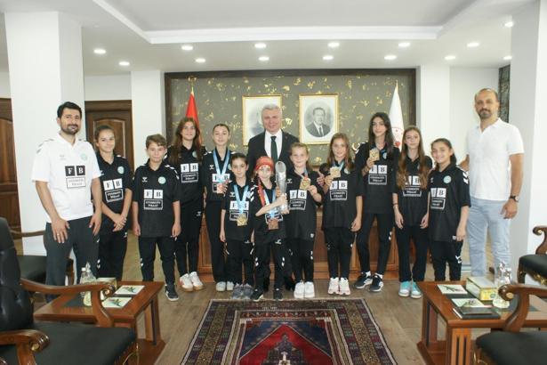 Sapanca Kaymakamı Yazıcı'dan şampiyon karatecilere tebrik