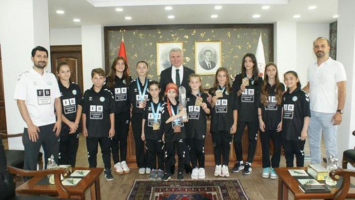 Sapanca Kaymakamı Yazıcı'dan şampiyon karatecilere tebrik