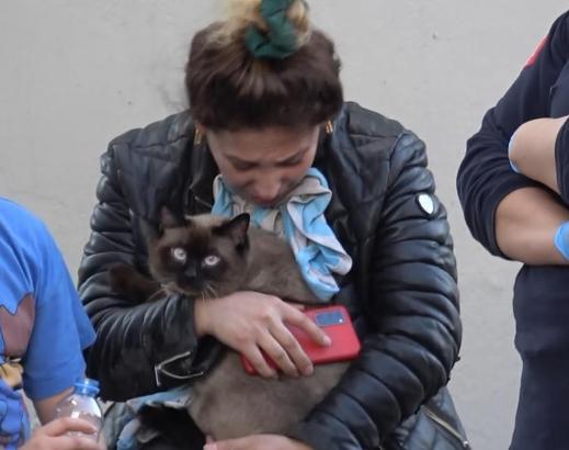 Sivas'ta evleri yanan aile, birbirlerine sarılıp ağladı