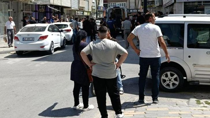 2 kardeş, kaldırımda yürüyen 2 kişiyi bıçakladı