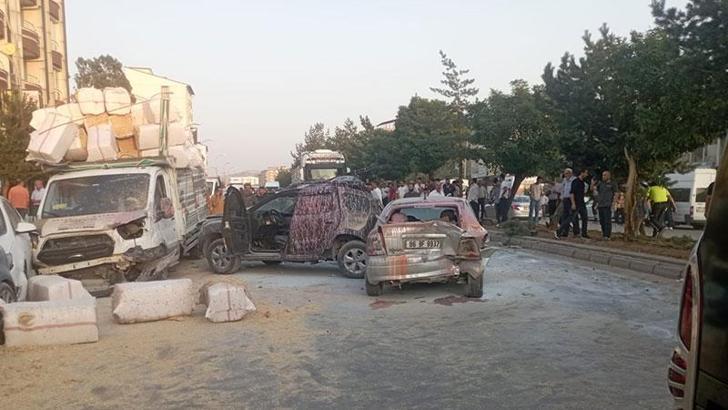 Bitlis'te freni boşalan TIR, 10 araca çarptı