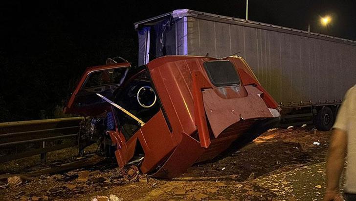Bolu Dağı'nda 2 TIR çarpıştı; yola saçılan tuğlalar ulaşımı aksattı