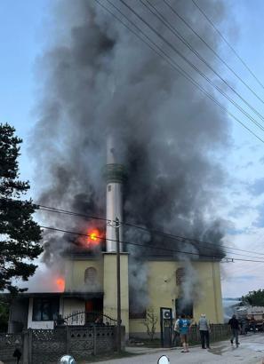 Düzce’de, camide çıkan yangını itfaiye söndürdü