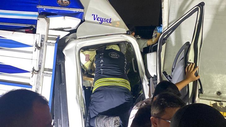 Kocaeli'de kamyona çarpan kamyonetin şoförü öldü