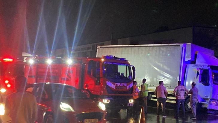 Kocaeli'de kamyona çarpan kamyonetin şoförü öldü