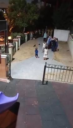 İstanbul - Kağıthane’de parkta çocuklar arasındaki kavgaya anneler de dahil oldu: 'Abla sakin olun'