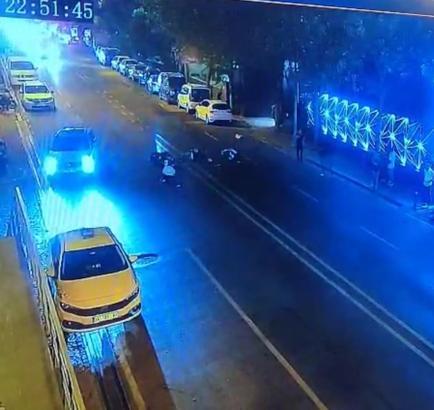 İstanbul - Beşiktaş’ta ters yönden gelen motosikletle kafa kafaya çarpıştı: 2’si ağır 3 yaralı; kaza kamerada