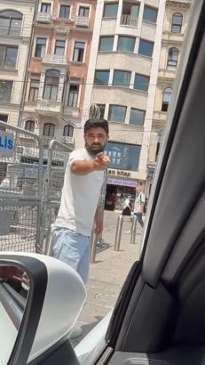 İstanbul - Beyoğlu’nda yolda 'Bagaj indiremezsin' tartışması kamerada: 'Beni böyle bekletemezsin'