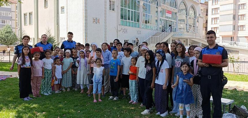 Amasya’da emniyetinden Kur’an kursu öğrencilerine pasta sürprizi