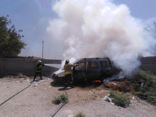 Mardin’de park halindeki araç, alev alarak yandı