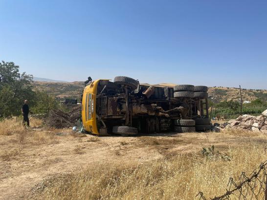 Siirt’te hafriyat kamyonu devrildi: 3 yaralı