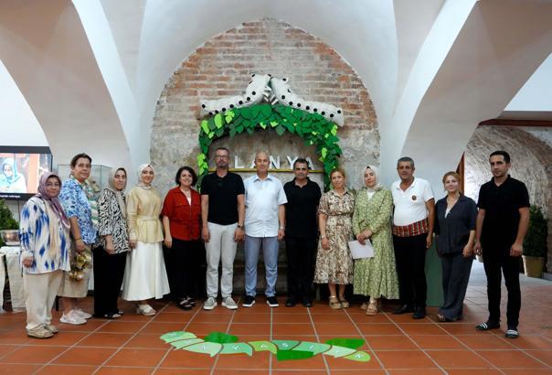 Tarihi Bedesten'de 'İpeğin İzinde' sergisi açıldı