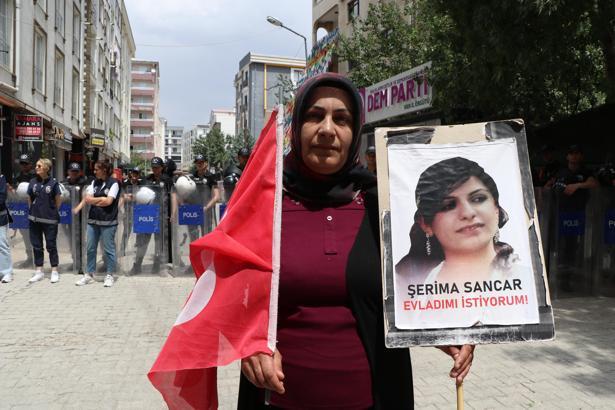 Kızı dağa kaçırılan anne: Silah yerine kalem alın