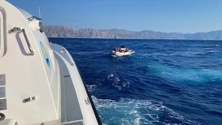 Marmaris'te iki ayrı lastik botta toplam 31 kaçak göçmen ile 2 göçmen kaçakçısı şüphelisi yakalandı