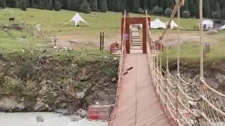 Çin'de asma köprünün halatı koptu: 5 ölü, 24 yaralı