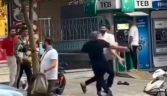 İstanbul- Avcılar'da iş yeri ve otomobillere saldırmaya kalktı; polis güçlükle gözaltına aldı