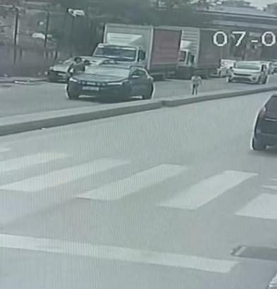 İstanbul - Esenler'de çocuğa çarpmamak için manevra yapan otomobil park halindeki araca çarptı