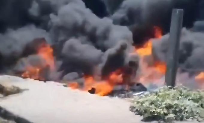 Boş arazide alev alan çöpler, 2 evi yakıyordu