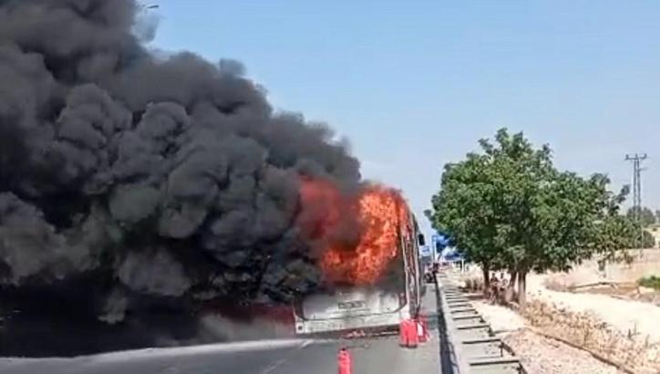 Şanlıurfa’da şehir içi yolcu otobüsü alev alev yandı