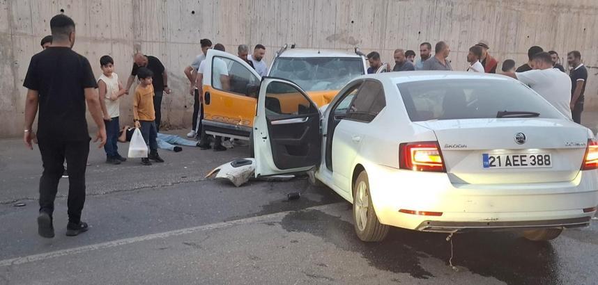 Diyarbakır’da taksi ile otomobil kafa kafaya çarpıştı: 3 yaralı