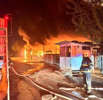 Diyarbakır'daki yangında 3 dükkan ile 22 traktör yandı