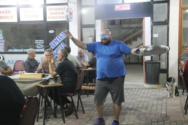Çay dağıtırken yaptığı danslarla fenomen oldu
