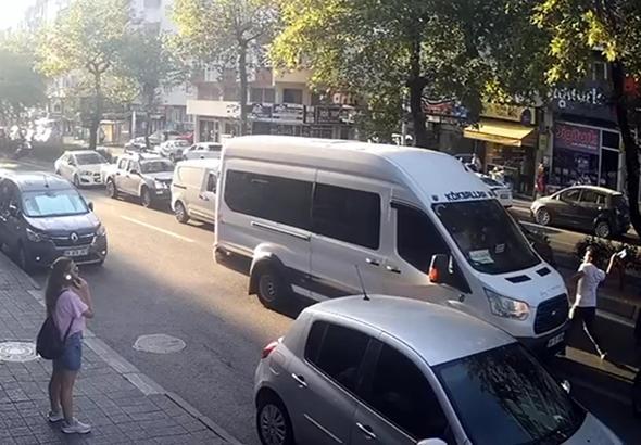 'Yol vermeme tartışması'nda minibüse nacak ile saldırdı; o anlar kamerada