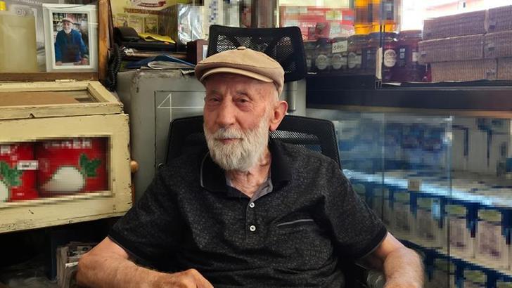 76 yıldır aynı dükkanda bakkallık yapıyor