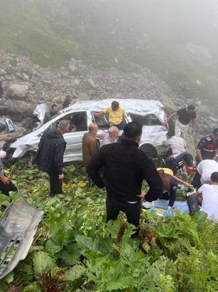 Arap turistleri taşıyan minibüs, uçuruma yuvarlandı; 2 ölü, 4 yaralı