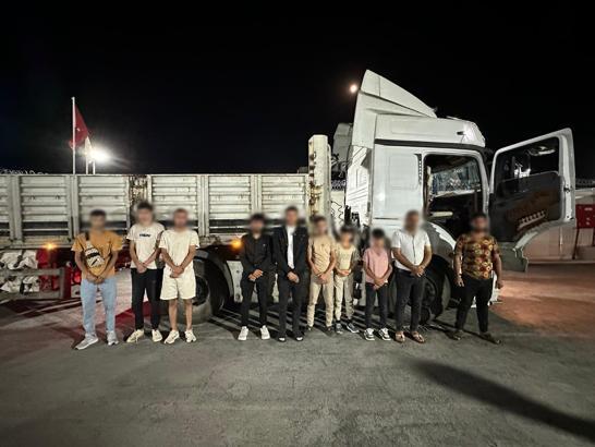 Konya'da TIR'da 9 göçmen yakalandı