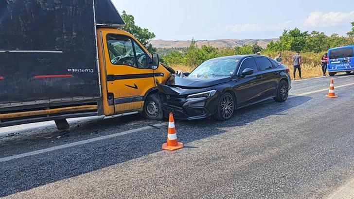 Bursa’da otomobil ile kamyonet kafa kafaya çarpıştı; 6 yaralı