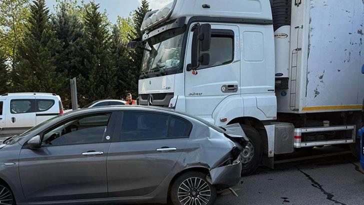 TEM’de 5 aracın karıştığı zincirleme kaza trafiği aksattı